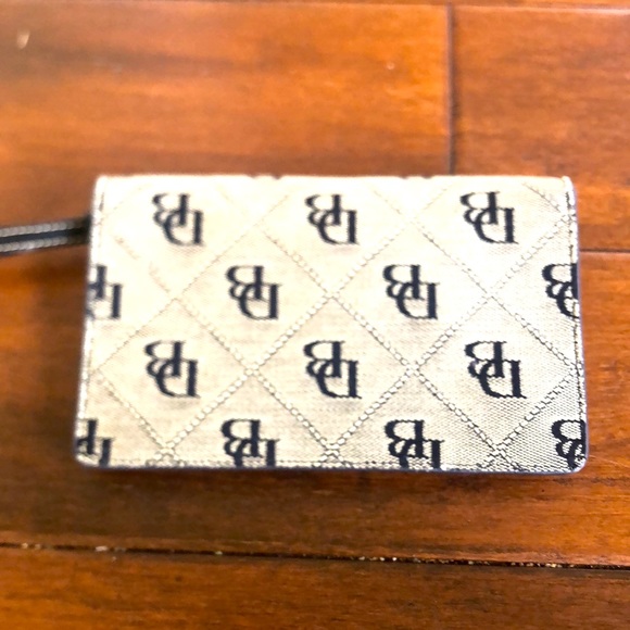 Dooney and Bourke 1975 clutch. - Picture 2 of 3